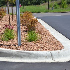 Concrete curb